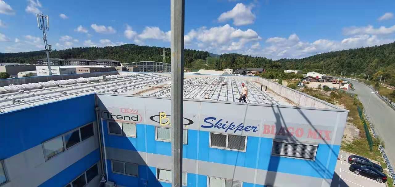 Op het dak concentrerende fotovoltaïsche cellen winnen het van silicium bij b...